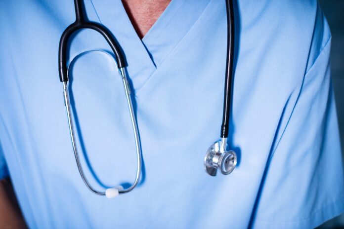 LISTA Noi salarii pentru medici – Un medic primar va avea un salariu brut de 17.300 de lei, iar un asistent principal de 8.218 lei