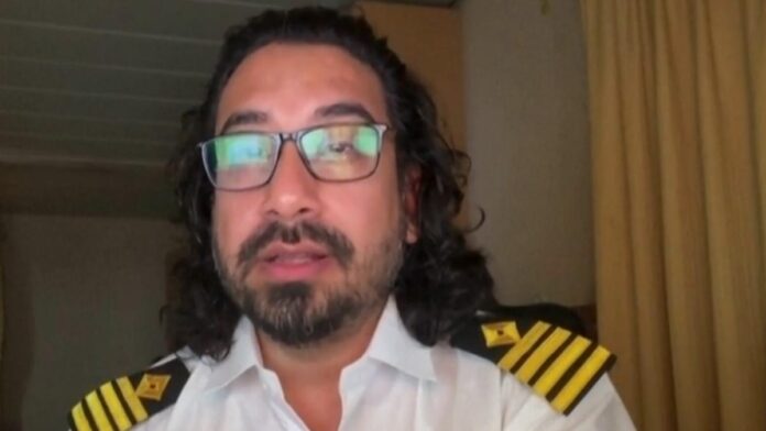 Mărturia căpitanului unei nave blocate de 50 de zile în Ormuz: 'Sunt sute de vase aici. Stăm cu ochii-n patru după drone și rachete'