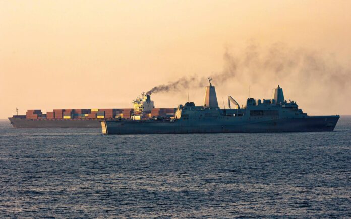 Materialele găsite de americani pe nava iraniană oprită cu „o gaură în sala motoarelor” și capturată, declarate „strict secrete”