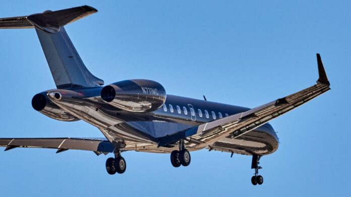 Mențineți avioanele la sol: Europarlamentarii cer suspendarea zborurilor private în UE pentru economisirea combustibilului