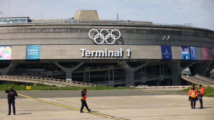 Metoda incredibilă prin care a fost manipulat un pariu pe meteo: termometrul de pe Charles de Gaulle ar fi fost încălzit cu foehn