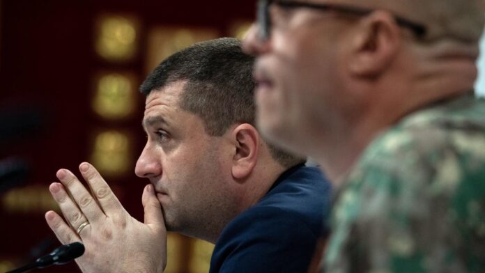 Ministrul Apărării denunță starea degradată a infrastructurii militare: 'În halele destinate producției pentru Armată, plouă și cresc copaci'