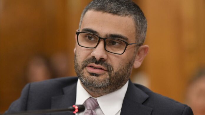 Ministrul Muncii Florin Manole avertizează că închiderea companiilor de stat și concedierile pot declanșa o criză socială în România, comparând sărăcia cu un bulgăre de zăpadă.