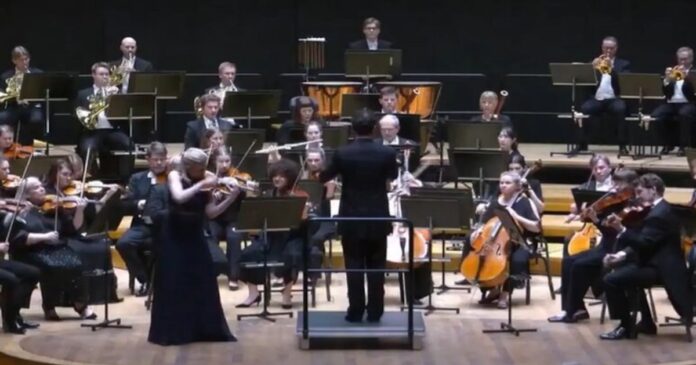 Moment șocant pe scenă: dirijorul lovește o vioară de 1 milion de lire în plin concert