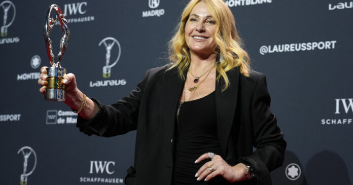 Nadia Comăneci primește 'Oscarul sportului' la 50 de ani de la scorul perfect de 10 la Jocurile Olimpice