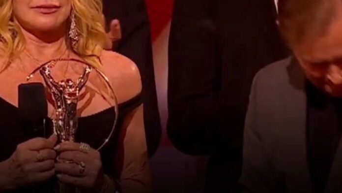 Nadia Comăneci primește premiul Laureus pentru întreaga carieră, la 50 de ani de la primul 10 olimpic din istorie