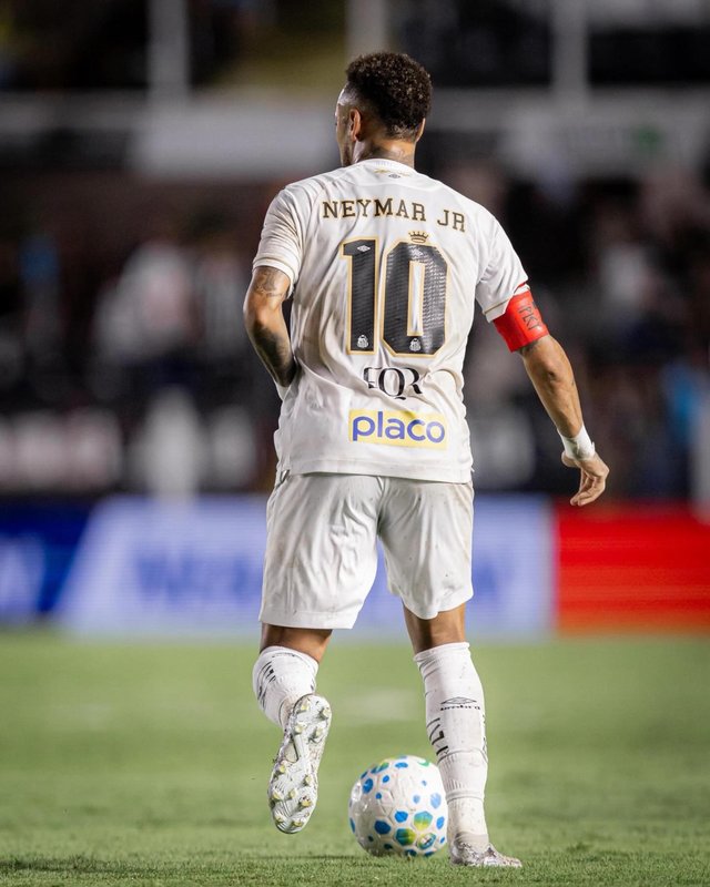 Neymar își exprimă frustrarea după înfrângerea echipei Santos, folosind un gest controversat de a-și pune degetele în urechi ca răspuns la criticile suporterilor.