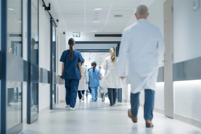 Noi schimbări în concediile medicale: îmbunătățire, dar poți fi printre angajații cărora nu li se va plăti prima zi. „Riscă să fie dați afară”