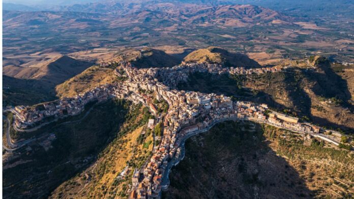 O scenă din „Nașul” a transformat pentru totdeauna satul Savoca din Italia, atrăgând turiști de 50 de ani