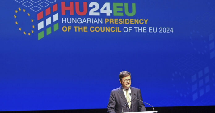 „Omul lui Orban”, care a ajutat Budapesta să se impună, are zilele numărate la Bruxelles: „A fost mereu un țap ispășitor convenabil”