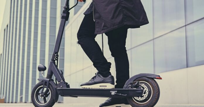 Orașul românesc care implementează trotinete electrice cu funcție de „autopilot”: ele încetinesc automat lângă școli și se opresc în zonele pietonale