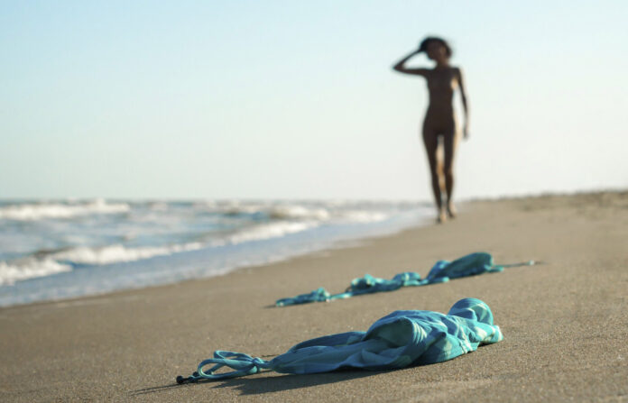 Organizatorii unui festival le cer participanților să nu vină dezbrăcați după o confuzie de termeni în limba engleză