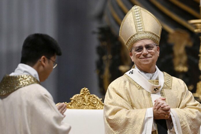 Papa Leon al XIV-lea nu intenționează să adopte măsuri care să depășească binecuvântările oferite cuplurilor de același sex