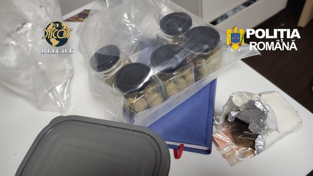 Percheziții DIICOT la o rețea care vindea elevi și studenți dispozitive de vapat cu canabis, ciuperci și jeleuri halucinogene. Droguri aduse în colete din străinătate și culturi de canabis descoperite în mai multe localități.