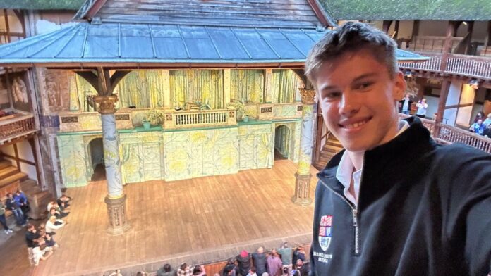 Performanță remarcabilă la 15 ani: un elev din Iași, în elita teatrului din Londra