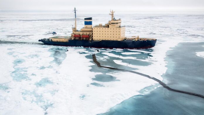 Peste 100 de nave-fantomă rusești au traversat apele arctice în 2025, dar nimeni nu știe cum să curețe o deversare de petrol acolo