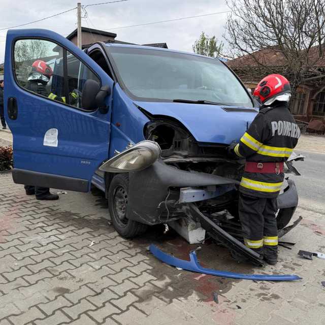 Planul Roşu de Intervenţie activat în Giurgiu după accident grav cu microbuz şi trei maşini