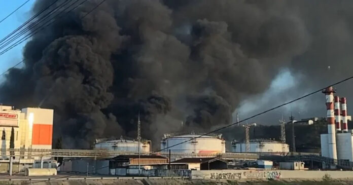 Ploaie neagră pe coasta rusă a Mării Negre, după un atac ucrainean asupra unei rafinării: imagini dramatice din Tuapse