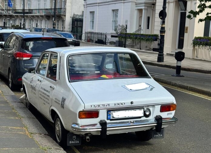 POZA ZILEI: Dacia 1300, parcată în Belgravia, cel mai bogat cartier din Londra