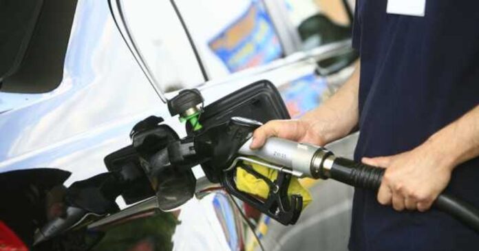 Prețurile carburanților în România, luni 20 aprilie: scăderi moderate pentru benzină și motorină, dar incertitudini persistente