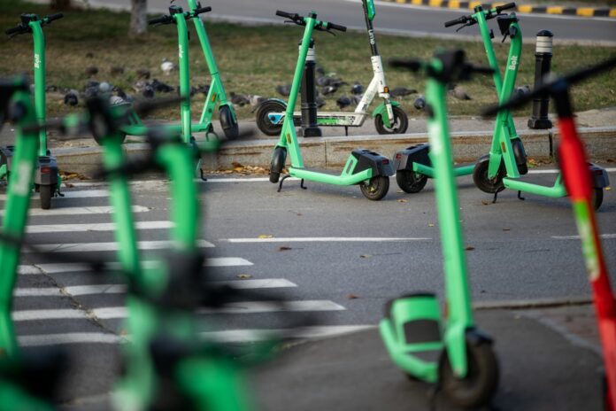 Primăria Cluj-Napoca impune reguli stricte pentru trotinetele electrice de închiriat, inclusiv oprirea automată în anumite zone