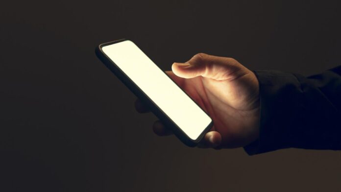 Primăria din România cu 10 angajați, care a plătit 38 de abonamente de telefonie mobilă timp de 2 ani