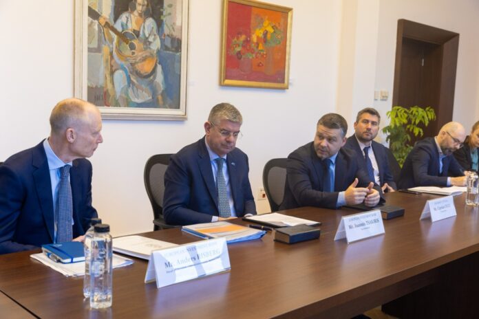 Primarul general Ciprian Ciucu semnează contract de finanțare de 265 de milioane euro de la Banca Europeană de Investiții pentru modernizarea transportului public din București, incluzând linii de tramvai, depoul Colentina și achiziția a 63 de tramvaie noi.