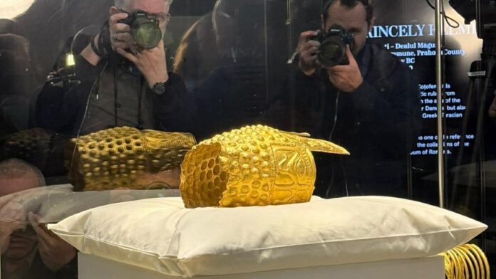 Primele imagini cu tezaurul dacic, adus din Olanda sub pază. Măsuri de securitate pe Aeroportul Otopeni