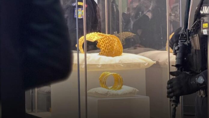 Primele imagini cu tezaurul repatriat din Olanda: Coiful de la Coțofenești și brățările dacice, expuse la Muzeul Național de Istorie