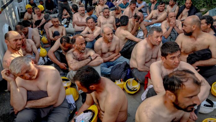 Protest la bustul gol în Ankara: 110 mineri arestați în fața Ministerului Energiei după ce au cerut plata salariilor restante