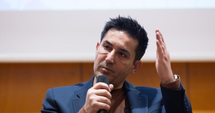 PSD îl propune pe Sorin Grindeanu pentru funcția de premier, anunță Claudiu Manda, subliniind disponibilitatea acestuia de a se retrage de la șefia Camerei Deputaților.