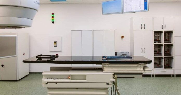 „Realitatea de pe hârtie” care ucide: De ce pacienții cu cancer din patru județe nu au acces la radioterapie