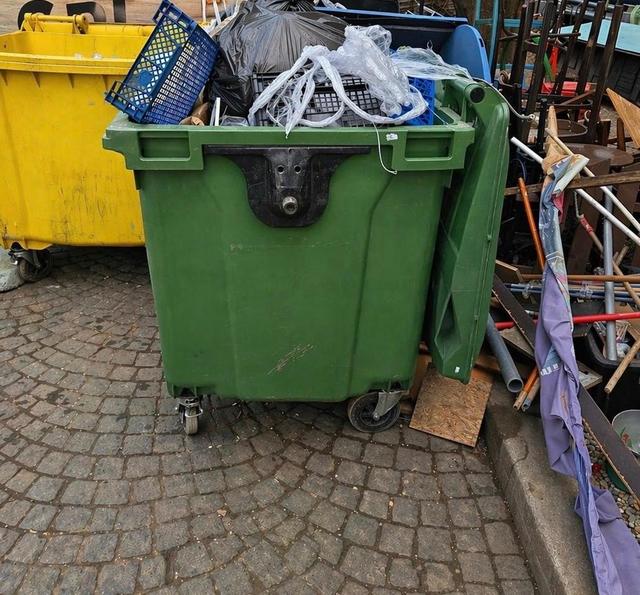 Restaurant din Herăstrău, amendat pentru a treia oară din cauza depozitării necorespunzătoare a deșeurilor / Poliția Locală: Curtea, transformată într-o magazie în aer liber - FOTO