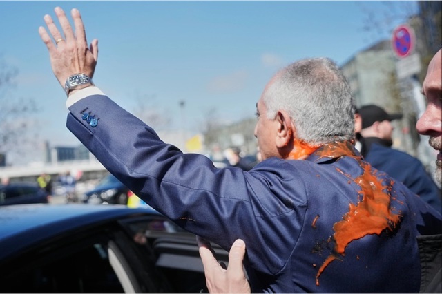 Reza Pahlavi, stropit cu un lichid roșu la Berlin după o conferință de presă în care a criticat armistițiul SUA cu Iranul și a cerut sprijin european pentru democrația iraniană