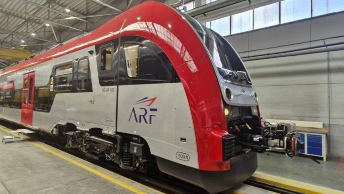 România cumpără 20 de trenuri electrice și 16 locomotive noi: rutele pe care vor fi introduse