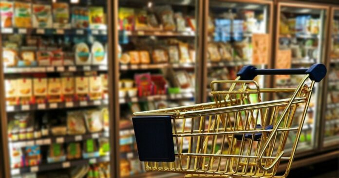 Românii nu mai fac față scumpirilor: la ce renunță pentru a-și putea plăti facturile