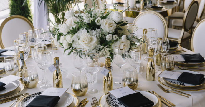 Românii nu mai merg la nunți. Cu cât a scăzut numărul invitaților care confirmă participarea: „Mulți ne anunță că trimit bani în plic”