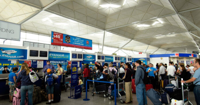 Ryanair închide ghișeele de check-in cu 20 de minute mai devreme: motivul din spatele deciziei