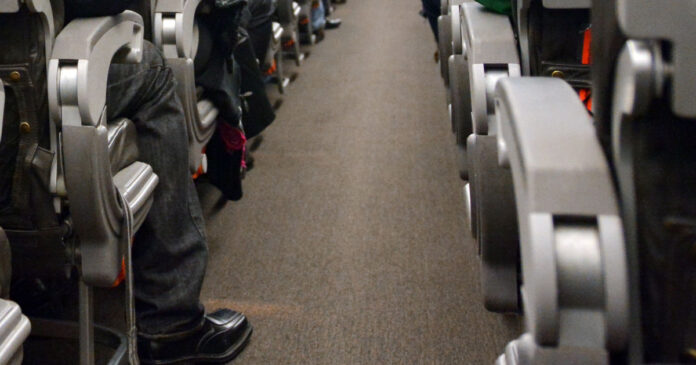 Scandal într-un avion care urma să decoleze spre Madrid, din Craiova: Un bărbat a fost dat jos pentru că a înjurat echipajul