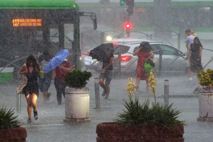 Schimbare bruscă de vreme: De la 24°C la ploi și ninsori în toată țara. Avertismente meteorologice de la ANM
