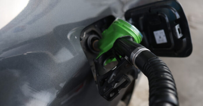 Schimbare pe piața carburanților: benzina revine sub 8 lei după două luni de creșteri