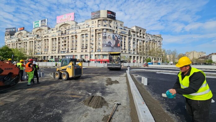 Se ridică o parte dintre restricțiile de la Unirii. Muncitorii au început lucrările de readucere la starea inițială a zonei din fața Hanului lui Manuc