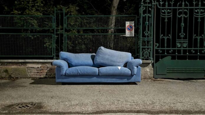 Se ridică vechiturile în Sectorul 5, în weekend. Cum se pot programa bucureștenii ca să scape, gratuit, de mobilă, saltele și covoare care nu mai sunt bune de nimic