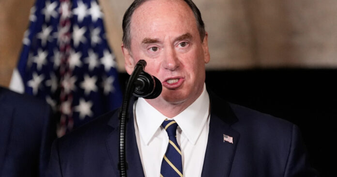 Secretarul Marinei SUA, John Phelan, demisionează cu efect imediat, anunță Pentagonul: „Îi urăm mult succes”