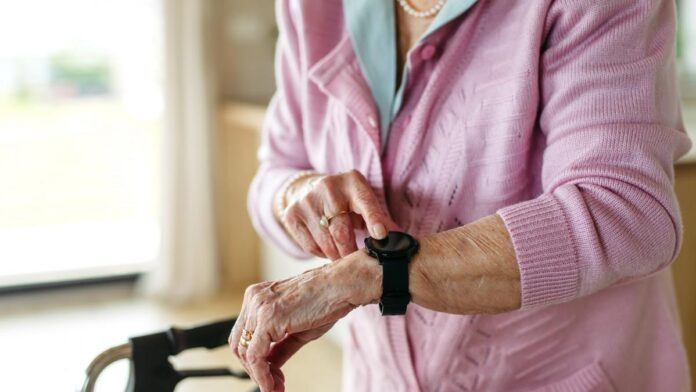 Serviciul gratuit de monitorizare a sănătății cu brățară inteligentă pentru persoanele vulnerabile din Sectorul 1, oferit de Complexul Caraiman