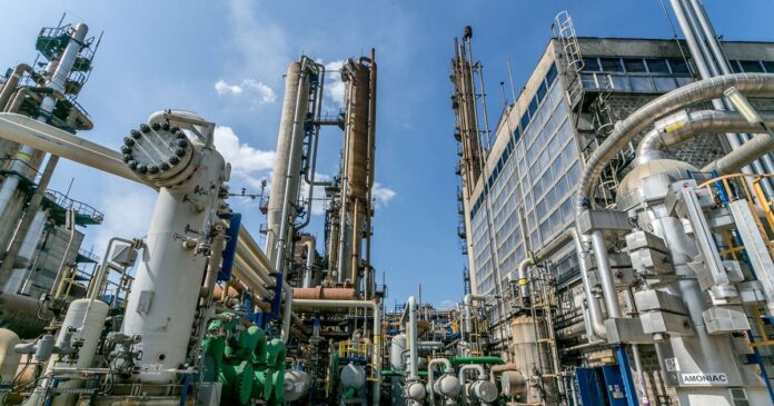 Sindicaliștii de la Azomureș protestează la Ministerul Energiei: Temeri privind închiderea combinatului