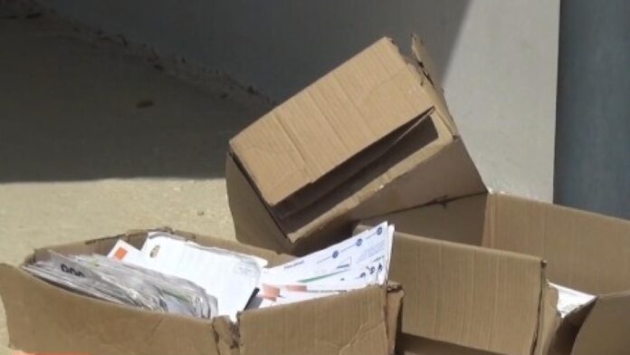 Situație revoltătoare în satul Clocotici: Poștașul lasă scrisorile și facturile nesupravegheate, într-un loc improvizat