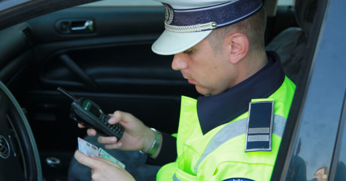 Șofer din Dâmbovia prins cu viteza de 200 km/h pe DN 71, a ignorat semnalele poliției și nu avea ITP valabil