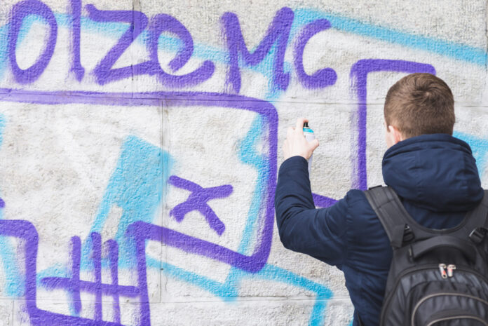 Soluția magică de la PS1 pentru a scăpa de mâzgălelile de pe clădiri. Administrator: „Ne pune să dăm un smoc de lavabilă, fără niciun fel de autorizație”