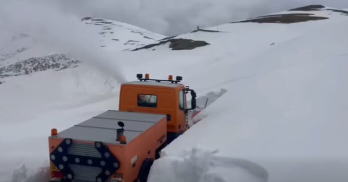 Strat de zăpadă de peste 2 metri pe Transalpina, circulația rămâne închisă pe DN 67C